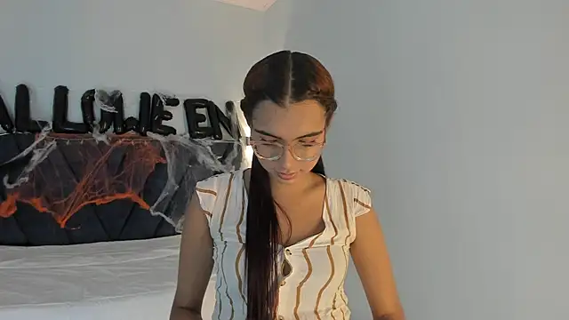 sara saenz99 online show from 10.21.25