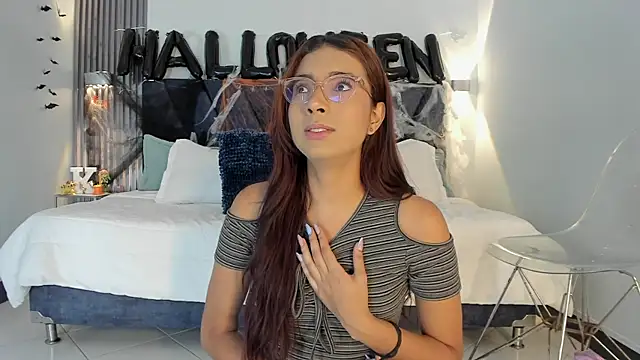 sara saenz99 online show from 10.27.25