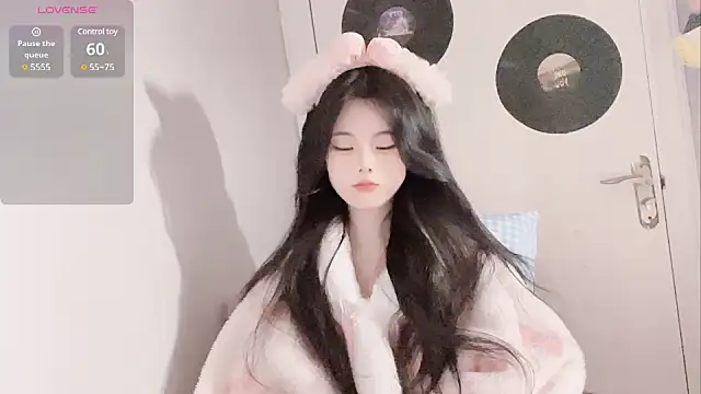 Snapshot of Qedgjwyz1 chatting on 02.05.25 Qedgjwyz1 online show from 02.05.25