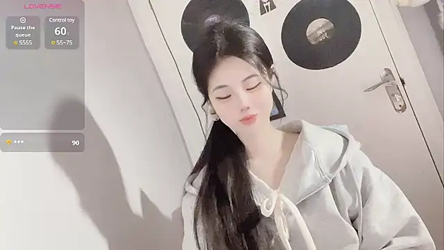 Snapshot of Qedgjwyz1 chatting on 02.15.25 Qedgjwyz1 online show from 02.15.25