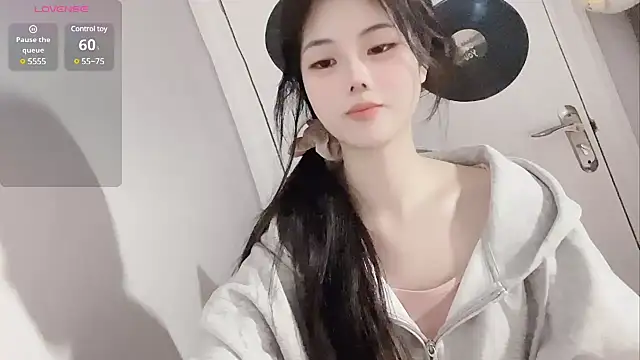 Snapshot of Qedgjwyz1 chatting on 02.15.25 Qedgjwyz1 online show from 02.15.25