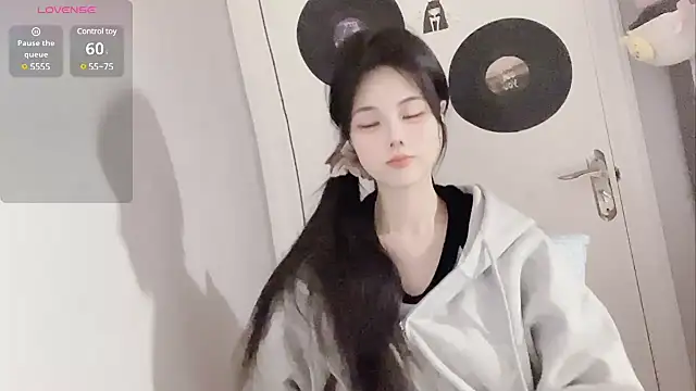 Snapshot of Qedgjwyz1 chatting on 02.15.25 Qedgjwyz1 online show from 02.15.25