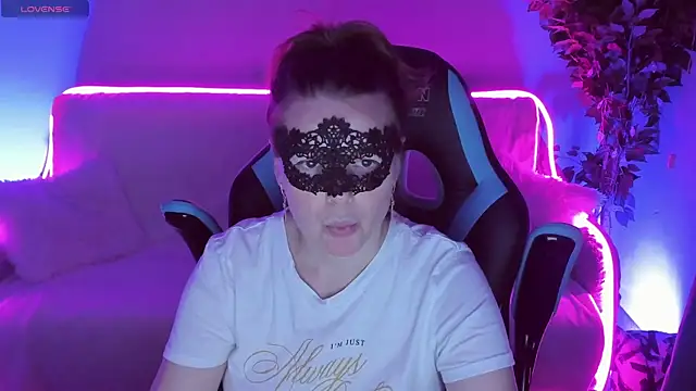 Snapshot of Sexy-Housewife chatting on 09.10.25 Sexy-Housewife online show from 09.10.25