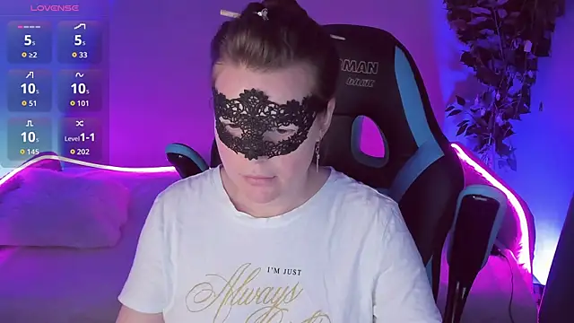 Snapshot of Sexy-Housewife chatting on 09.25.25 Sexy-Housewife online show from 09.25.25