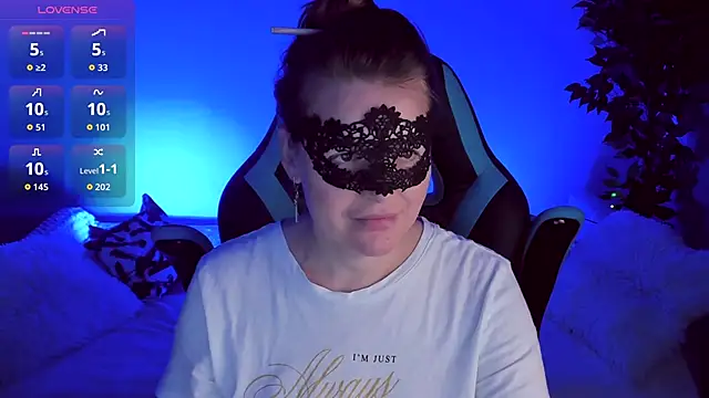 Snapshot of Sexy-Housewife chatting on 09.30.25 Sexy-Housewife online show from 09.30.25