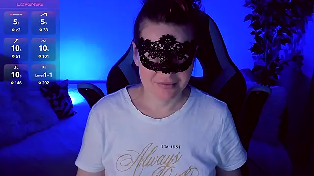 Snapshot of Sexy-Housewife chatting on 10.28.25 Sexy-Housewife online show from 10.28.25