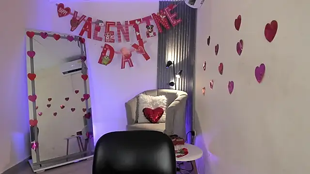 Snapshot of emma_alice_ chatting on 02.15.25 emma alice online show from 02.15.25