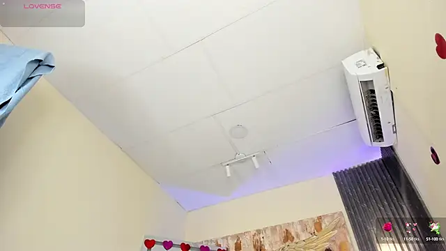 Snapshot of emma_alice_ chatting on 02.21.25 emma alice online show from 02.21.25