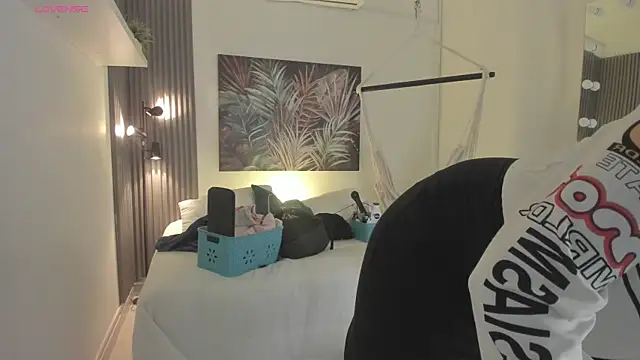 Snapshot of emma_alice_ chatting on 10.31.25 emma alice online show from 10.31.25