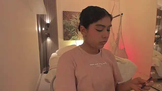 Snapshot of emma_alice_ chatting on 11.21.25 emma alice online show from 11.21.25