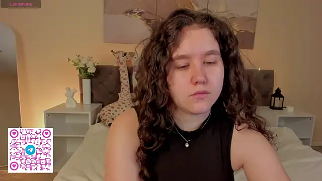 Snapshot of Ariella_Sol chatting on 06.25.26 Ariella Sol online show from 06.25.26