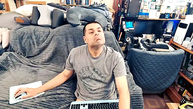 Snapshot of ClampMaster chatting on 09.24.25 ClampMaster online show from 09.24.25