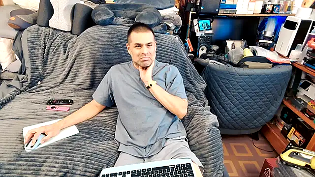 Snapshot of ClampMaster chatting on 10.10.25 ClampMaster online show from 10.10.25