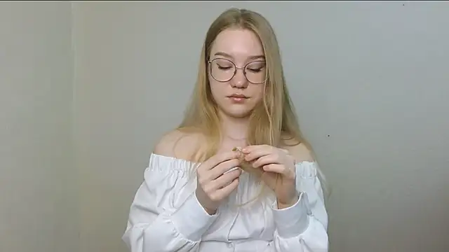 Snapshot of cindi_hot chatting on 04.23.26 cindi hot online show from 04.23.26