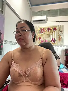 Snapshot of NDith chatting on 06.23.26 NDith online show from 06.23.26
