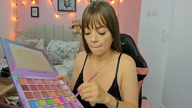 Snapshot of emilyharrix chatting on 10.25.25 emilyharrix online show from 10.25.25