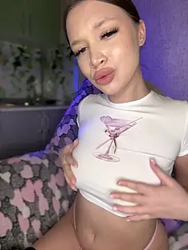 Snapshot of bunnyrich chatting on 12.19.24 bunnyrich online show from 12.19.24