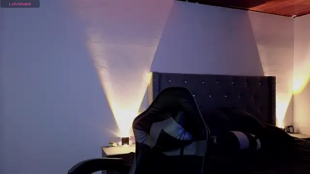 Snapshot of cristal_hilton_10 chatting on 11.19.25 cristal hilton 10 online show from 11.19.25