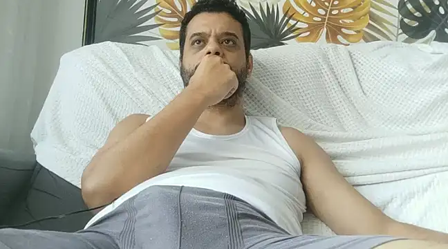 Snapshot of HornyBeachBoyBR chatting on 03.18.25 HornyBeachBoyBR online show from 03.18.25