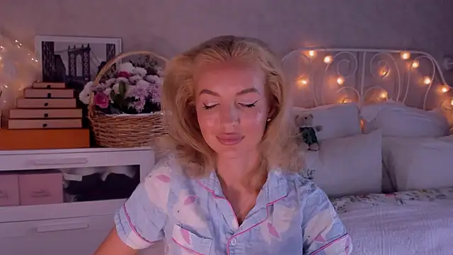 Snapshot of aestetick chatting on 10.17.25 aestetick online show from 10.17.25