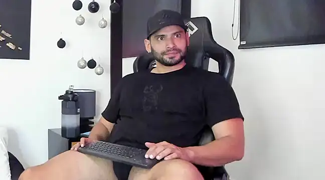 Snapshot of Dereck_vega chatting on 12.12.24 Dereck vega online show from 12.12.24