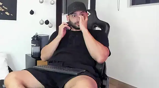 Snapshot of Dereck_vega chatting on 12.13.24 Dereck vega online show from 12.13.24