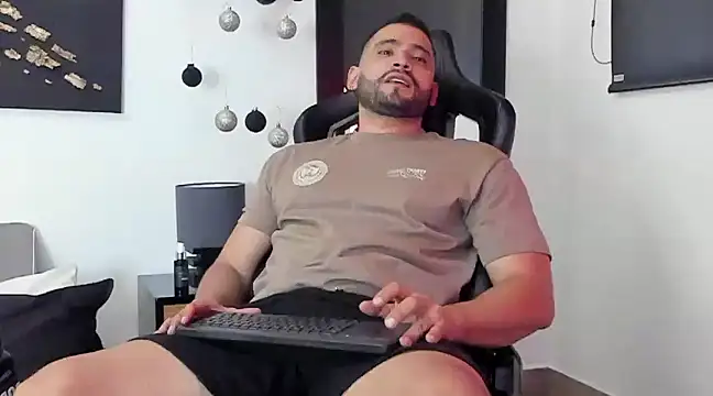 Snapshot of Dereck_vega chatting on 12.21.24 Dereck vega online show from 12.21.24