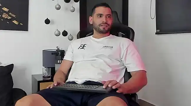 Snapshot of Dereck_vega chatting on 12.29.24 Dereck vega online show from 12.29.24