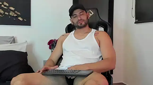 Snapshot of Dereck_vega chatting on 03.06.25 Dereck vega online show from 03.06.25