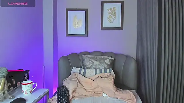 Nahiajhonson  online show from 10.14.25