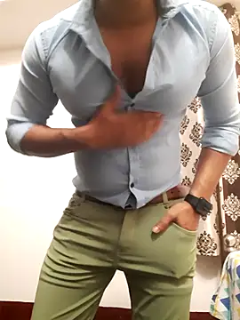 Snapshot of Guyinshortss chatting on 11.21.25 Guyinshortss online show from 11.21.25