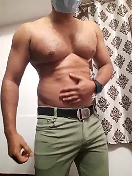 Snapshot of Guyinshortss chatting on 03.27.26 Guyinshortss online show from 03.27.26