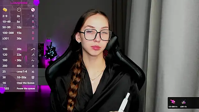 Snapshot of Sm0ly chatting on 01.04.25 Sm0ly online show from 01.04.25