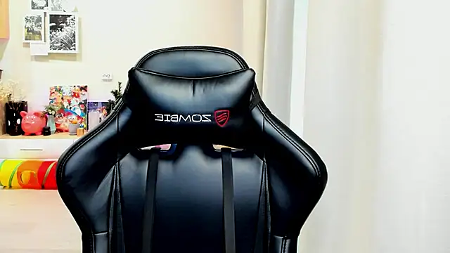 Snapshot of Sm0ly chatting on 10.03.25 Sm0ly online show from 10.03.25