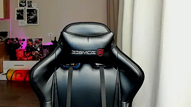 Snapshot of Sm0ly chatting on 10.29.25 Sm0ly online show from 10.29.25