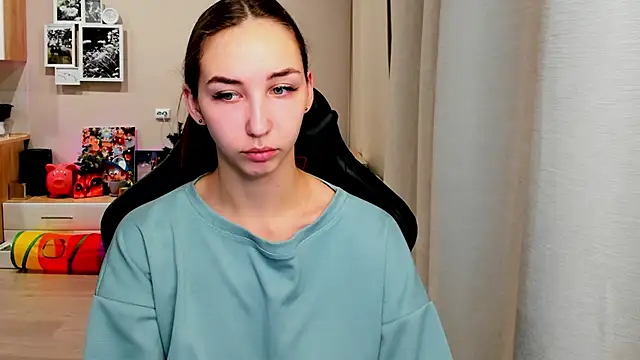 Snapshot of Sm0ly chatting on 11.02.25 Sm0ly online show from 11.02.25