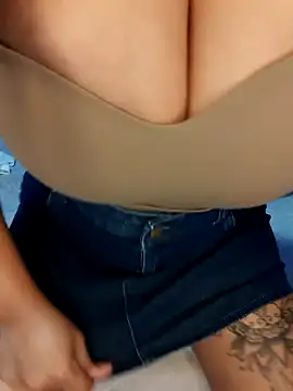 Snapshot of Wild_wifey chatting on 10.11.25 Wild wifey online show from 10.11.25