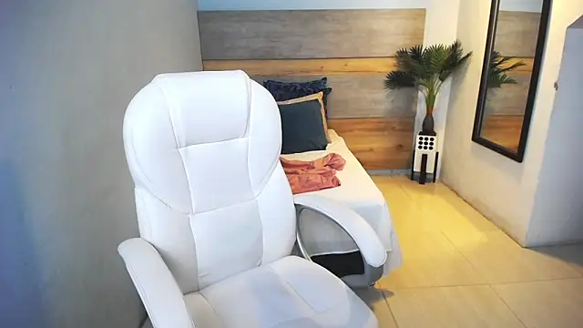 Snapshot of liseth_fox chatting on 12.20.24 liseth fox online show from 12.20.24