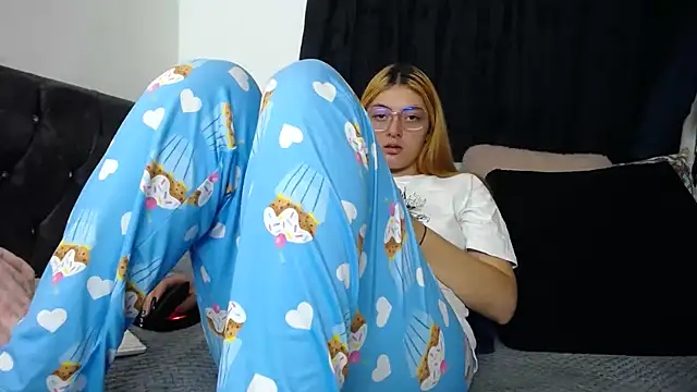 lessliee22  online show from 03.13.25