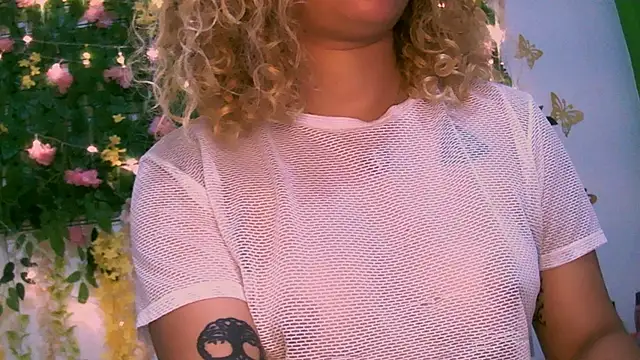 Snapshot of Crysrus chatting on 12.25.24 Crysrus online show from 12.25.24