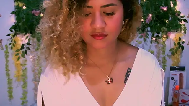 Snapshot of Crysrus chatting on 03.02.25 Crysrus online show from 03.02.25