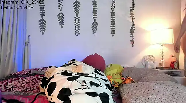 Snapshot of halseycox___ chatting on 12.18.24 halseycox online show from 12.18.24