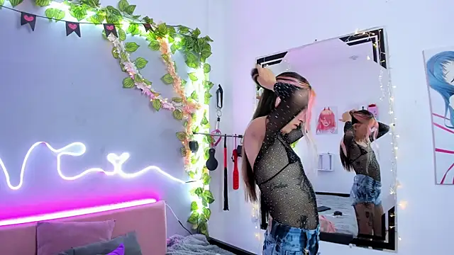 Snapshot of YouliteSllut2 chatting on 02.06.25 YouliteSllut2 online show from 02.06.25