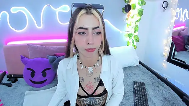 Snapshot of YouliteSllut2 chatting on 02.20.25 YouliteSllut2 online show from 02.20.25