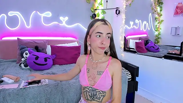 Snapshot of YouliteSllut2 chatting on 02.21.25 YouliteSllut2 online show from 02.21.25