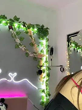 Snapshot of YouliteSllut2 chatting on 02.28.25 YouliteSllut2 online show from 02.28.25