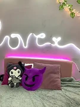 Snapshot of YouliteSllut2 chatting on 03.05.25 YouliteSllut2 online show from 03.05.25