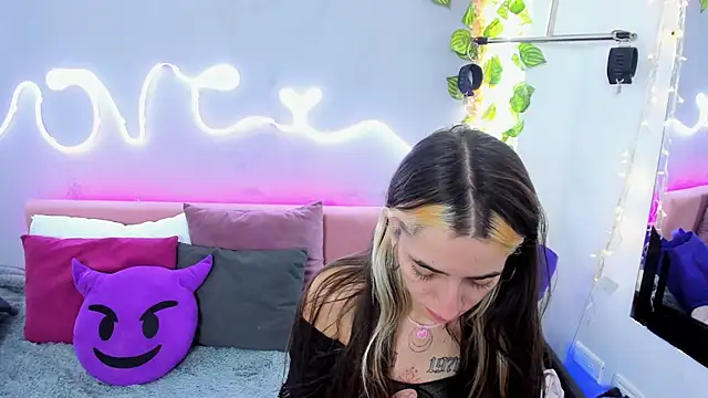 Snapshot of YouliteSllut2 chatting on 03.05.25 YouliteSllut2 online show from 03.05.25