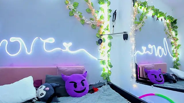 Snapshot of YouliteSllut2 chatting on 03.11.25 YouliteSllut2 online show from 03.11.25