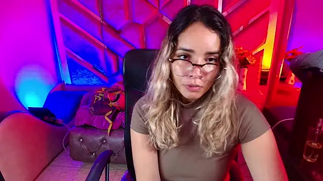 Snapshot of Olivia_Fox69 chatting on 12.22.25 Olivia Fox69 online show from 12.22.25